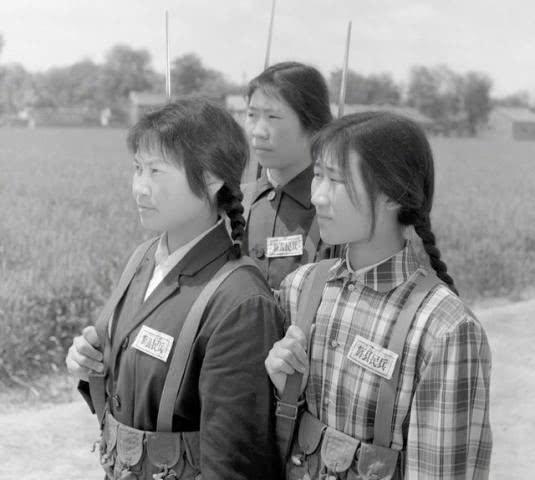 中國(guó)女兵老照片，歷史中的巾幗英雄形象展現(xiàn)，中國(guó)女兵老照片，歷史巾幗英雄形象展