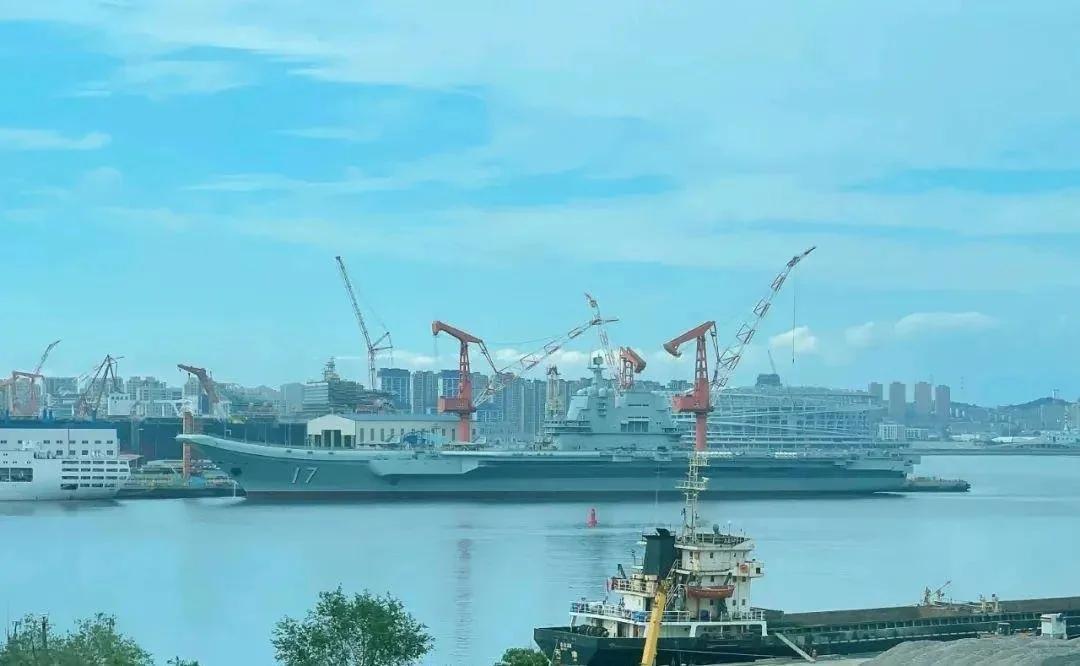 揭秘中國(guó)海軍新利器，004航母，揭秘中國(guó)海軍新利器，004航母震撼登場(chǎng)